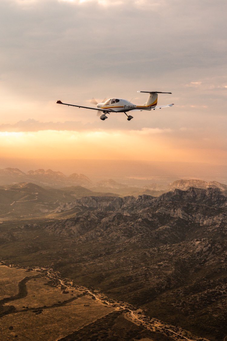 DiamondAircraft's tweet photo. Have a great Monday with this gorgeous #DA40TDI flying above «les Alpilles» 💎✈️ Thanks to Maxime for capturing this beautiful moment! 😍 #WeFlyDiamondAircraft https://t.co/FcUhgP18wi