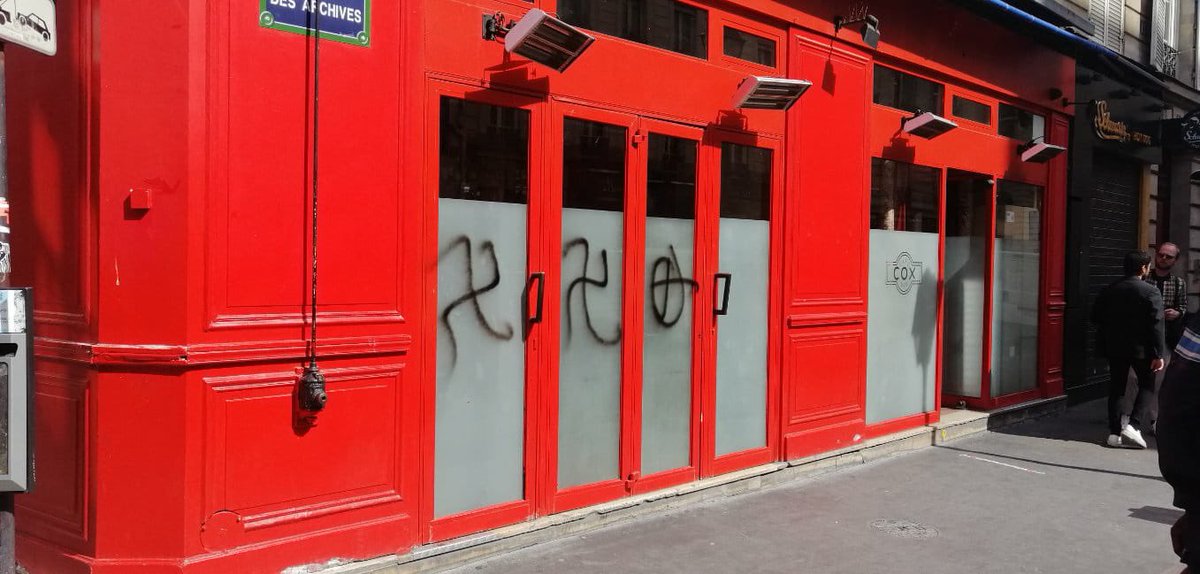 Fredhoc's tweet photo. C’est au tour du Cox d’être taggué et de voir sa vitrine défigurée par la haine et l’homophobie. 
Après le @BananaCafeParis la semaine dernière, la haine ne doit pas continuer à déferler sur ces lieux LGBT emblématiques de la vie nocturne. 
🏳️‍🌈😡 https://t.co/6aczcgZUya