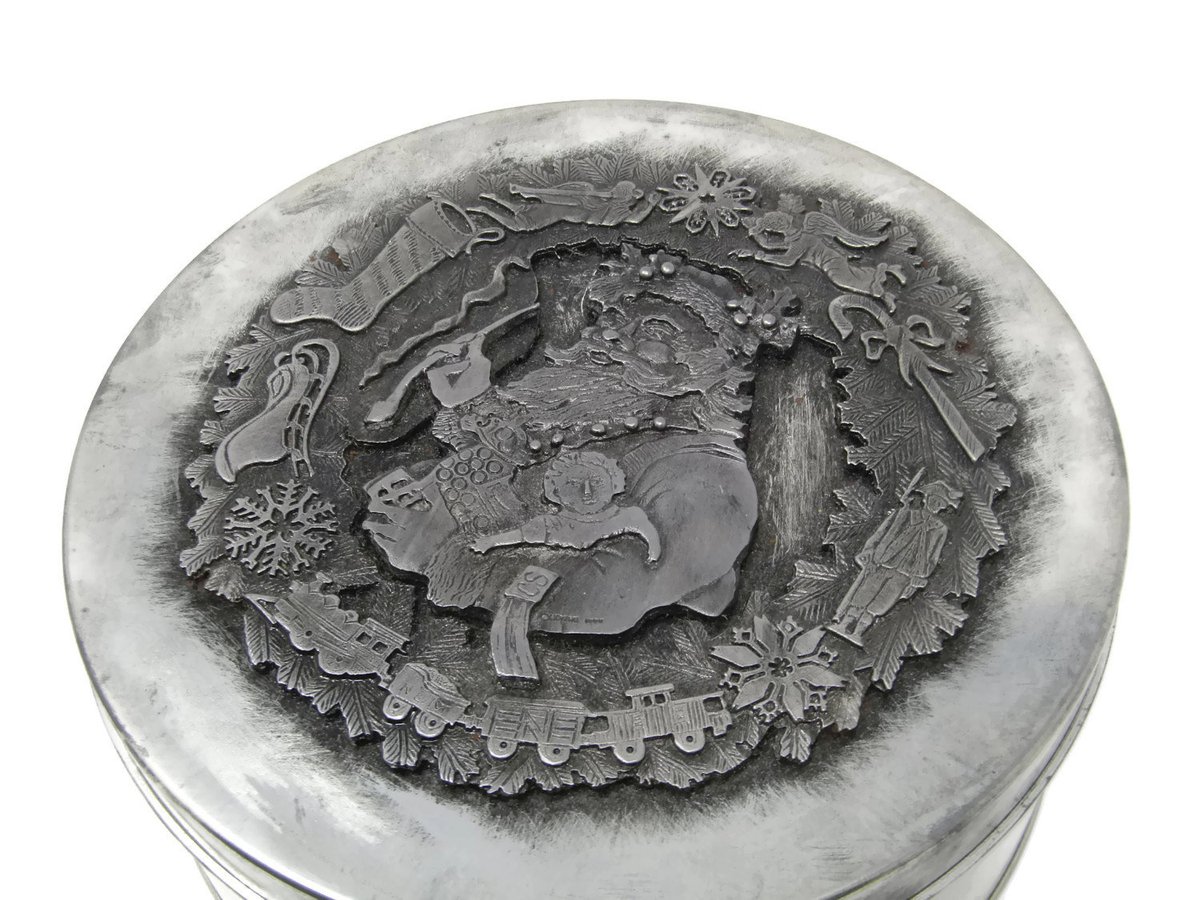 DerBayzVintage's tweet image. Button Sewing Tin Metzke Pewter Santa Wreath Top Silver Metal Round Tin Crafted in USA Going Quick! #buttonsewing etsy.me/2Uh2InV