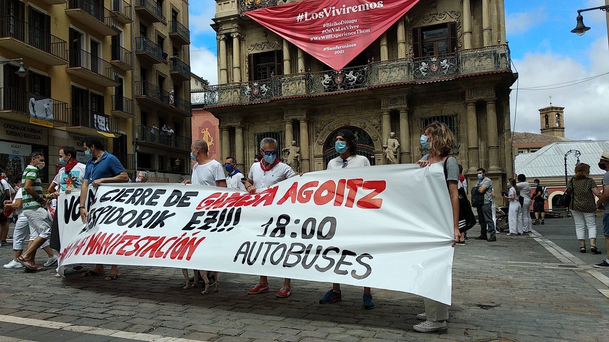 Gamesako itxieraren aurkako protesta, ez-txupinazoaren ostean. "Ez, ez, ez, kaleratzerik ez" oihukatzen dute <a href="/berria/">Berria.eus</a>