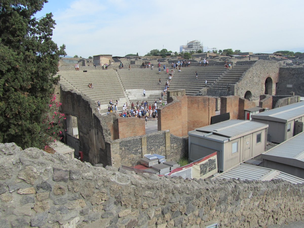 The large theatre of  @pompeii_sites was built around the middle of the II BC. An inscription at the entrance of one of the access corridor recalls the works done by Marcus Artorius Primus. It's one of the few known direct mention of a  #Roman Architect  #MuseumsUnlocked 10/16