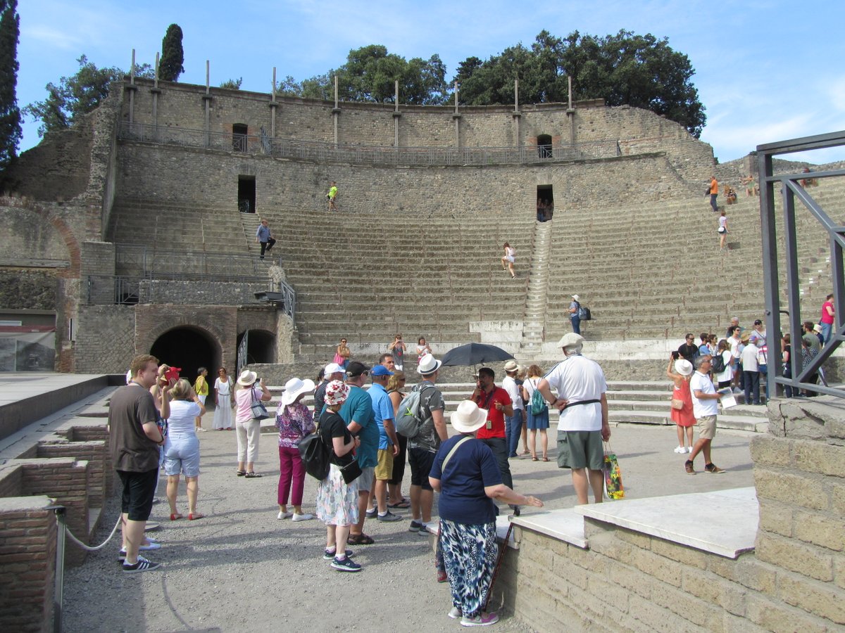 The large theatre of  @pompeii_sites was built around the middle of the II BC. An inscription at the entrance of one of the access corridor recalls the works done by Marcus Artorius Primus. It's one of the few known direct mention of a  #Roman Architect  #MuseumsUnlocked 10/16