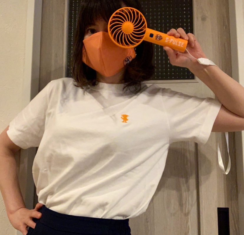 i_am_rin2's tweet photo. 胸元のさりげないパルちゃんでプライベートもエスパルスモード。
この夏マストアイテムなマスクとハンディファンも合わせて。 #spulse

選手プロデュースTシャツ（ノーマルシルエット）（¥3,800）
ハンディファンSTORM MONSTER S（¥3,500）
クールリバーシブルマスク（¥800）

ファッション誌風文章w https://t.co/WvZyLilk5h