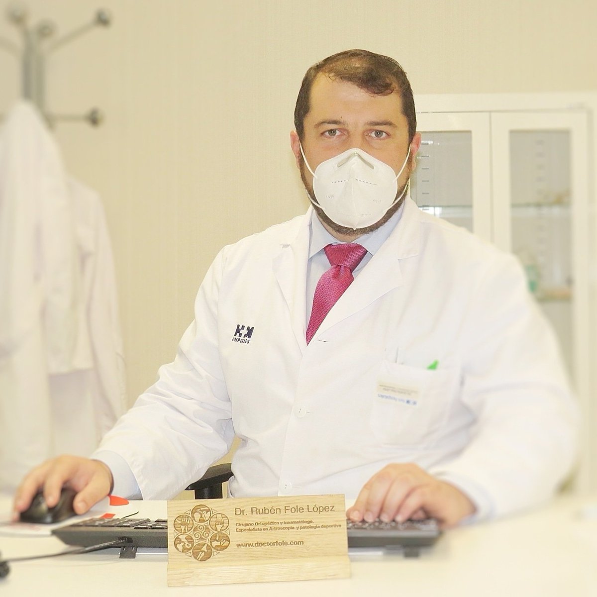 Traumadrid's tweet photo. 👨🏻‍⚕️El @doctorfole traumatólogo especialista en lesiones deportivas degenerativas y cirugía artrotoscopia.
▪️Para el Dr. la base del buen profesional es la actualización constante. 📖
👉🏽 “En la disciplina está el ingrediente importante para dar resultados exitosos.” https://t.co/IgJU2t0AJf