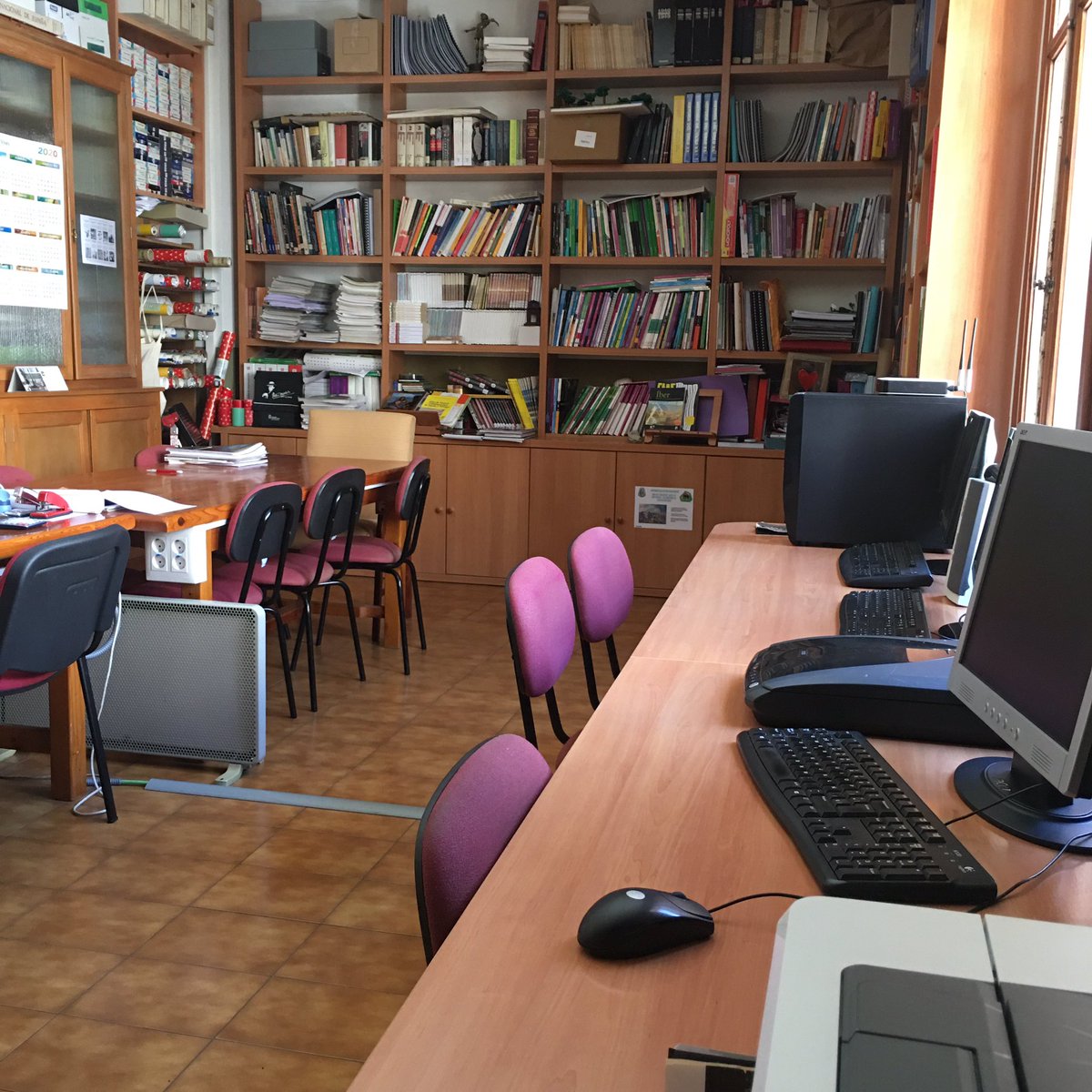 lc_pastor's tweet photo. Así estaba el departamento de Geografía e Historia - Economia del @iesmachado el 29 de junio a las 13:30 h después de finalizar el #ClaustroFinal #silencio
Abro hilo https://t.co/tcPp3uwYUn