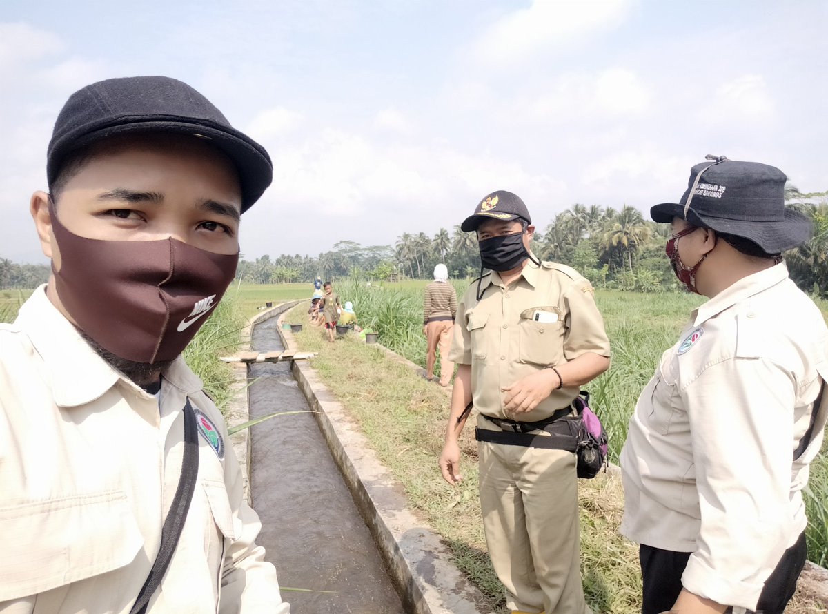 pendamping_hati's tweet photo. @jokowi @kemendesapdtt @RivaTuahta @delia_hillya @pldbanyumasjat1 @halimiskandarnu 

PKTD 2020 Di desa Kalisari dimulai hari ini, pengrugan pematang sawah dan refitalisasi irigasi.

#PKTD2020 https://t.co/zm0M9PATYz