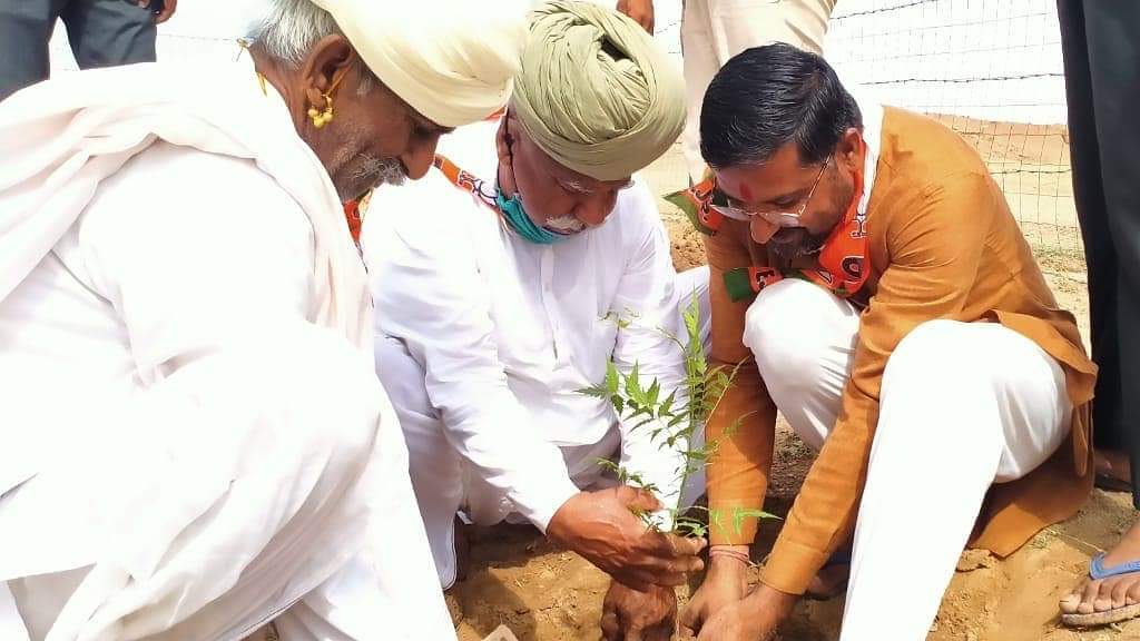 BJP4Jaisalmer's tweet photo. रामदेवरा में श्यामा प्रसाद मुखर्जी जयंती पर श्रद्धा सुमन अर्पित कर उनकी जयंती के उपलक्ष में पदमसिंह जी भोमिया थान, जैतासर तालाब, मालमसिंह ढाणी विद्यालय में 30 पौधे लगाए गए इस अवसर पर पूर्व विधायक सांग सिंह जी भाटी सहित भाजपा कार्यकर्ता उपस्थित थे।
#BJP4Jaisalmer #RamdevraBJP https://t.co/Llt4gaFlXp
