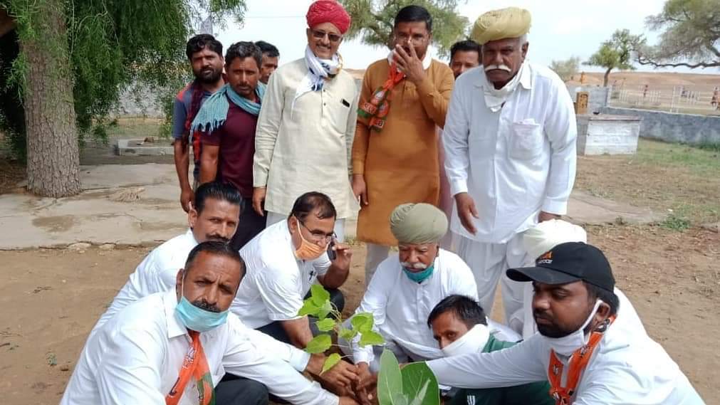 BJP4Jaisalmer's tweet photo. रामदेवरा में श्यामा प्रसाद मुखर्जी जयंती पर श्रद्धा सुमन अर्पित कर उनकी जयंती के उपलक्ष में पदमसिंह जी भोमिया थान, जैतासर तालाब, मालमसिंह ढाणी विद्यालय में 30 पौधे लगाए गए इस अवसर पर पूर्व विधायक सांग सिंह जी भाटी सहित भाजपा कार्यकर्ता उपस्थित थे।
#BJP4Jaisalmer #RamdevraBJP https://t.co/Llt4gaFlXp