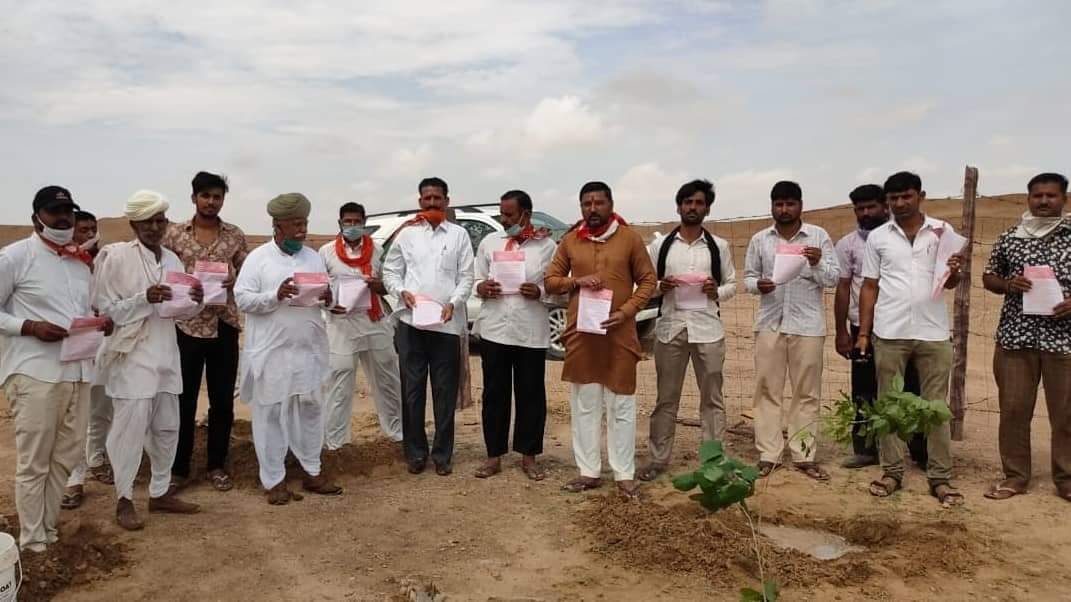 BJP4Jaisalmer's tweet photo. रामदेवरा में श्यामा प्रसाद मुखर्जी जयंती पर श्रद्धा सुमन अर्पित कर उनकी जयंती के उपलक्ष में पदमसिंह जी भोमिया थान, जैतासर तालाब, मालमसिंह ढाणी विद्यालय में 30 पौधे लगाए गए इस अवसर पर पूर्व विधायक सांग सिंह जी भाटी सहित भाजपा कार्यकर्ता उपस्थित थे।
#BJP4Jaisalmer #RamdevraBJP https://t.co/Llt4gaFlXp