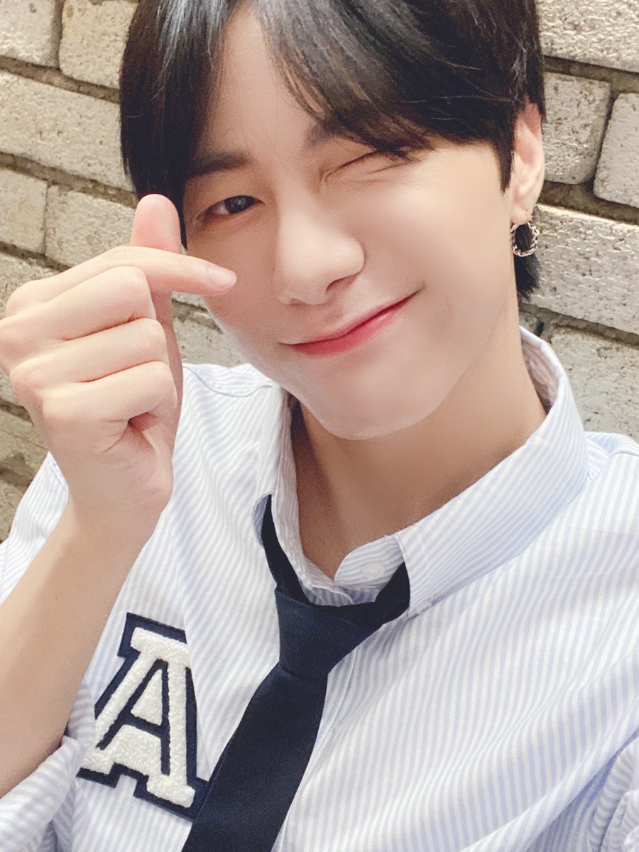 VICTON1109's tweet photo. [#빅톤] #VICTON_ONTACT_LIVE
[#Mayday] 🔜 #승식 &amp; #세준
셀카 깜짝 공개📸

복숭아🍑 딸기🍓 보다 달달한 스페셜 무대,
7월 12일! 놓치지 마세요💛💙

🎟 VICTON ONTACT LIVE 만날 준비 하기
🗝 https://t.co/6hYTurQz7Z

#VICTON https://t.co/7CEO2nBBbR