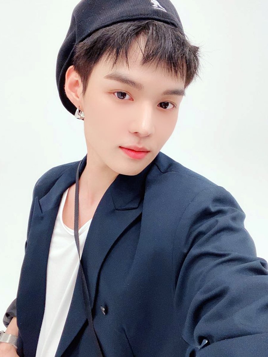 VICTON1109's tweet photo. [#빅톤] #VICTON_ONTACT_LIVE
[#Mayday] 🔜 #승식 &amp; #세준
셀카 깜짝 공개📸

복숭아🍑 딸기🍓 보다 달달한 스페셜 무대,
7월 12일! 놓치지 마세요💛💙

🎟 VICTON ONTACT LIVE 만날 준비 하기
🗝 https://t.co/6hYTurQz7Z

#VICTON https://t.co/7CEO2nBBbR