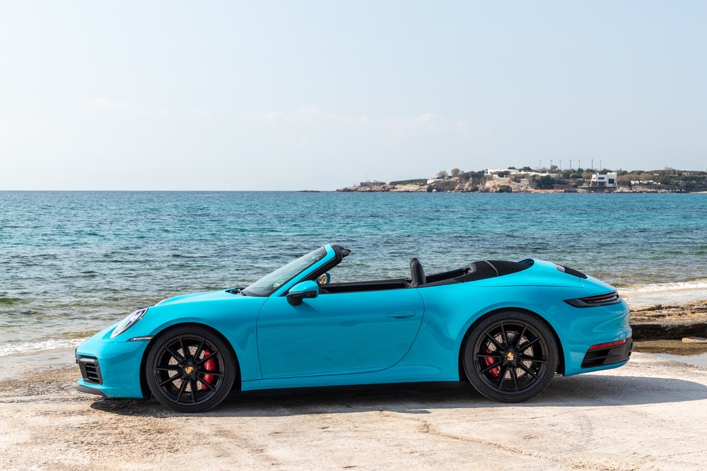 PorscheCanarias's tweet image. Los elementos básicos del concepto aerodinámico del #911Cabriolet son los fluidos contornos de la superficie de la carrocería, la capota, el alerón trasero de extensión variable y el sistema de refrigeración delantero con sus lamas adaptativas. 

#Porsche #CentrosPorscheCanarias