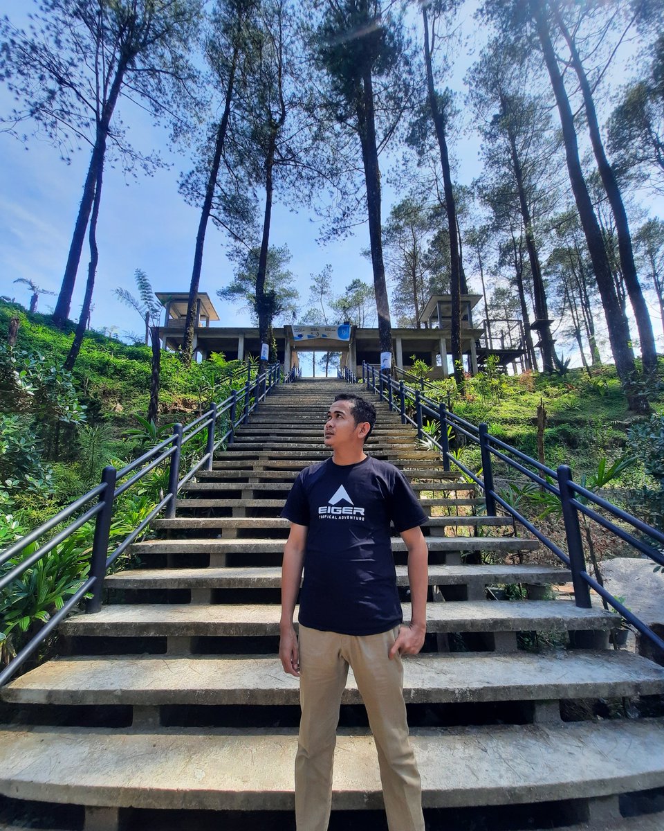 AzizolMaulana's tweet photo. Tak ada orang yang dapat menaiki tangga kesuksesan tanpa lebih dahulu meletakkan kakinya di jenjang terbawah.

Sumber: Crazy Billionaires Speak

#eiger 
#eigeradventure 
#eigertropicaladventure 
#eigerindonesia 
#eigerpadang https://t.co/gS44dRDlDa