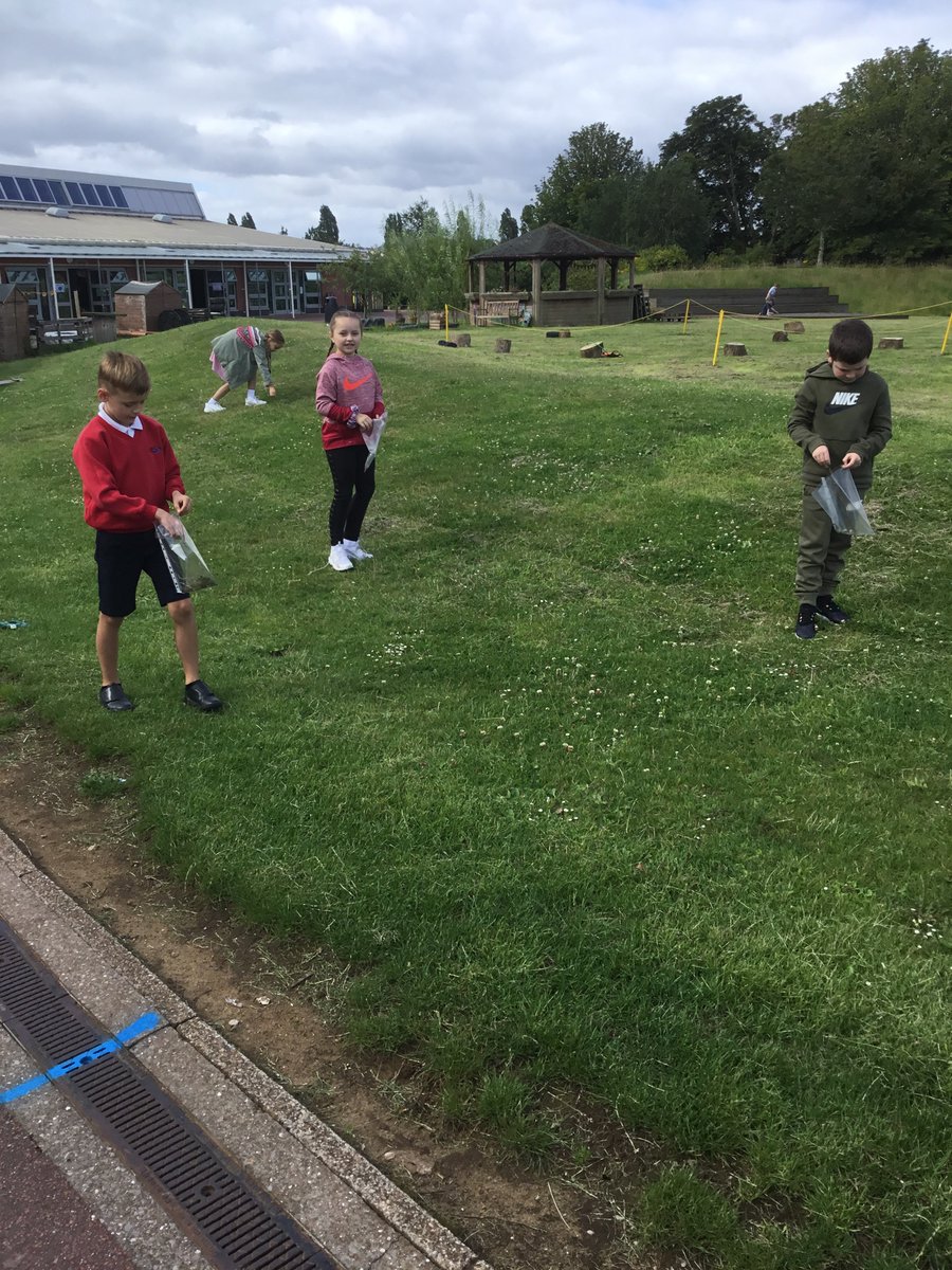 Y3GUPS's tweet photo. Bubble A have loved being outdoors today! We loved going on a scavenger hunt and creating imaginary creatures with our natural objects. #GUPSOutdoors #GUPSExp https://t.co/uZCeebQmB5