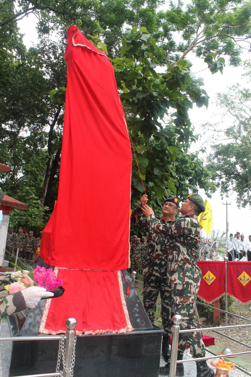 NepaliArmyHQ's tweet photo. #NepaliArmy
मिति २०७७ असार २२ गते सुदूर पश्चिम पृतनाका पृतनापति उपरथी श्री निर्मल कुमार थापाले भगतपुर ब्यारेकको प्राङ्गणमा राष्ट्र निर्माता श्री ५ बडा महाराजाधिराज पृथ्वी नारायण शाहको पूर्ण कदको शालिक अनावरण गर्नु भएको छ । https://t.co/yzstTQwRTe