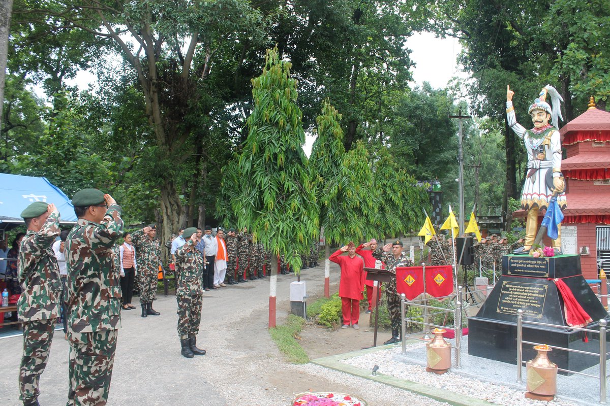 NepaliArmyHQ's tweet photo. #NepaliArmy
मिति २०७७ असार २२ गते सुदूर पश्चिम पृतनाका पृतनापति उपरथी श्री निर्मल कुमार थापाले भगतपुर ब्यारेकको प्राङ्गणमा राष्ट्र निर्माता श्री ५ बडा महाराजाधिराज पृथ्वी नारायण शाहको पूर्ण कदको शालिक अनावरण गर्नु भएको छ । https://t.co/yzstTQwRTe