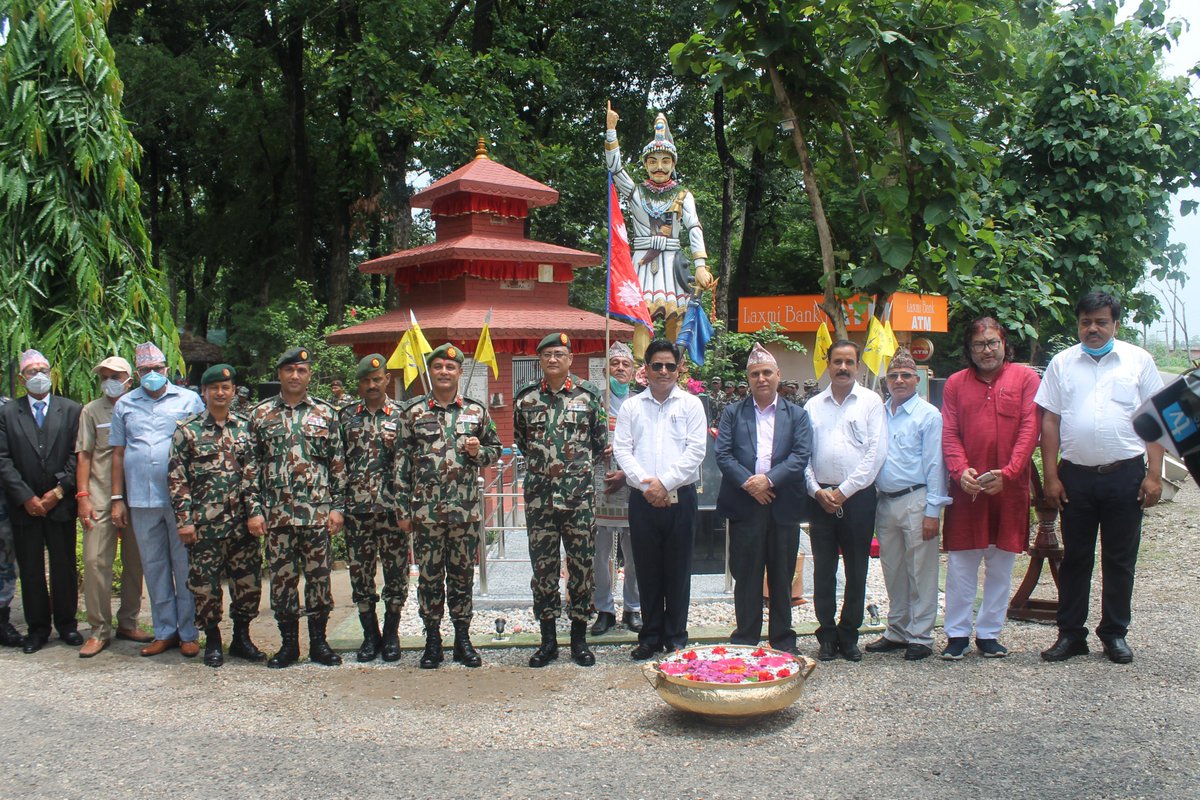NepaliArmyHQ's tweet photo. #NepaliArmy
मिति २०७७ असार २२ गते सुदूर पश्चिम पृतनाका पृतनापति उपरथी श्री निर्मल कुमार थापाले भगतपुर ब्यारेकको प्राङ्गणमा राष्ट्र निर्माता श्री ५ बडा महाराजाधिराज पृथ्वी नारायण शाहको पूर्ण कदको शालिक अनावरण गर्नु भएको छ । https://t.co/yzstTQwRTe