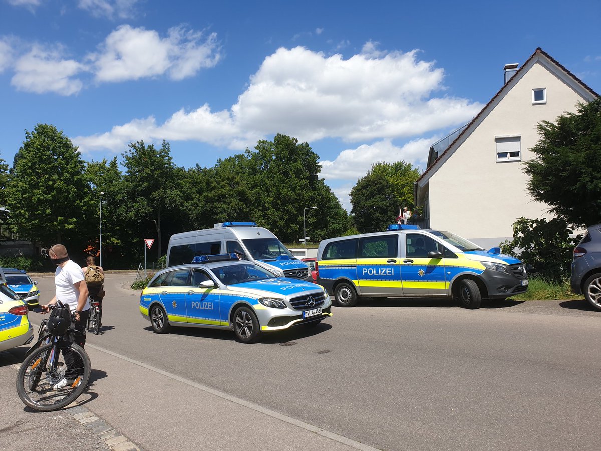 AkzStuttgart's tweet photo. Polizei zieht ab #befa #besetzen #akzstuttgart #stuttgart #wohnraumfüralle https://t.co/4GISjnRhl9