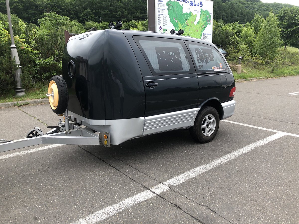 TaroYoshioka's tweet photo. そういえば先日、旅の道中で出会ったおじちゃんのトレーラーが強烈でした。「昔乗ってたエスティマをぶった斬ったんだ〜」と笑う、優しい語り口とやることの大胆さの対比がすごい。 https://t.co/FvZfBwRVD2