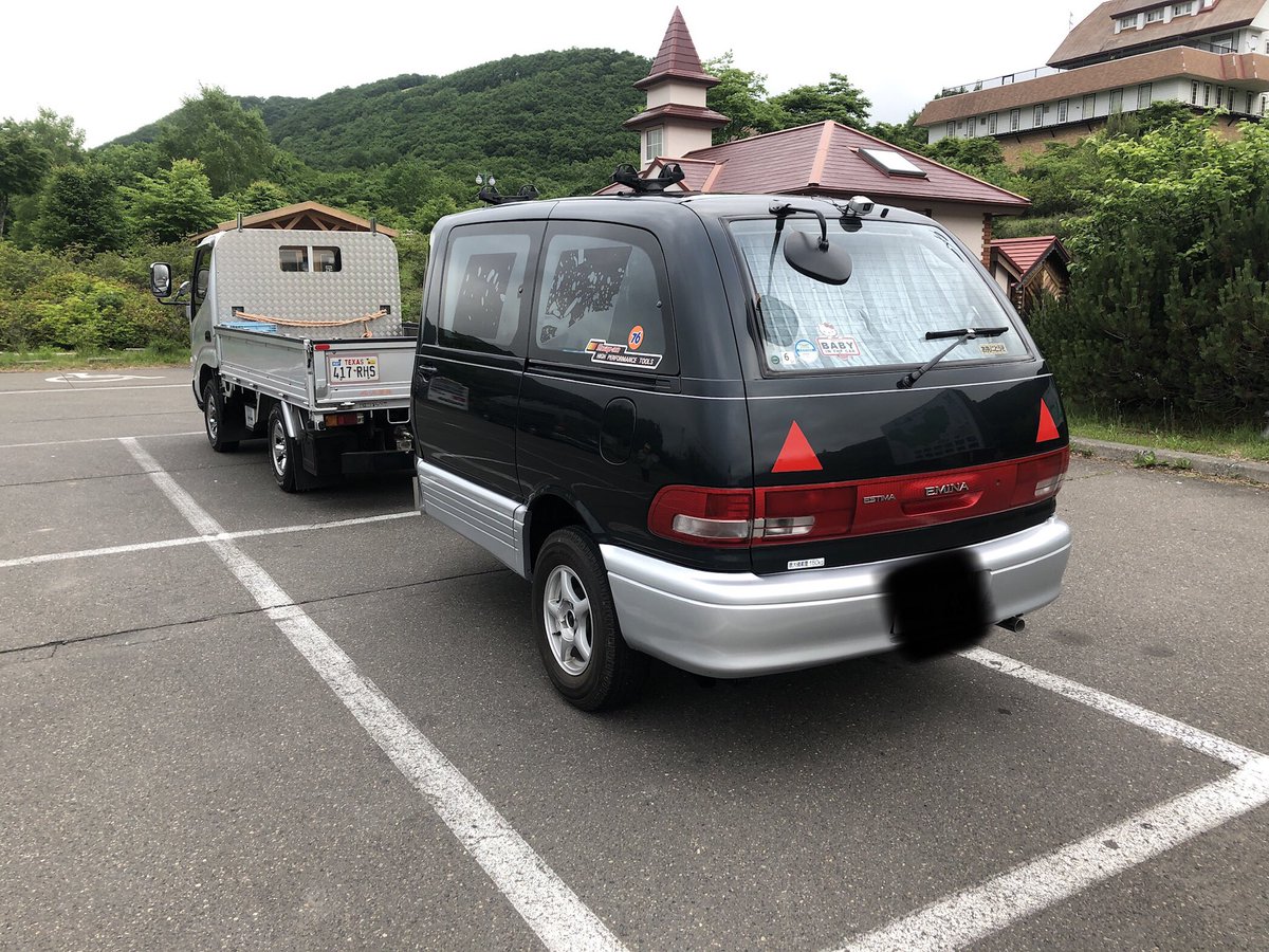 TaroYoshioka's tweet photo. そういえば先日、旅の道中で出会ったおじちゃんのトレーラーが強烈でした。「昔乗ってたエスティマをぶった斬ったんだ〜」と笑う、優しい語り口とやることの大胆さの対比がすごい。 https://t.co/FvZfBwRVD2