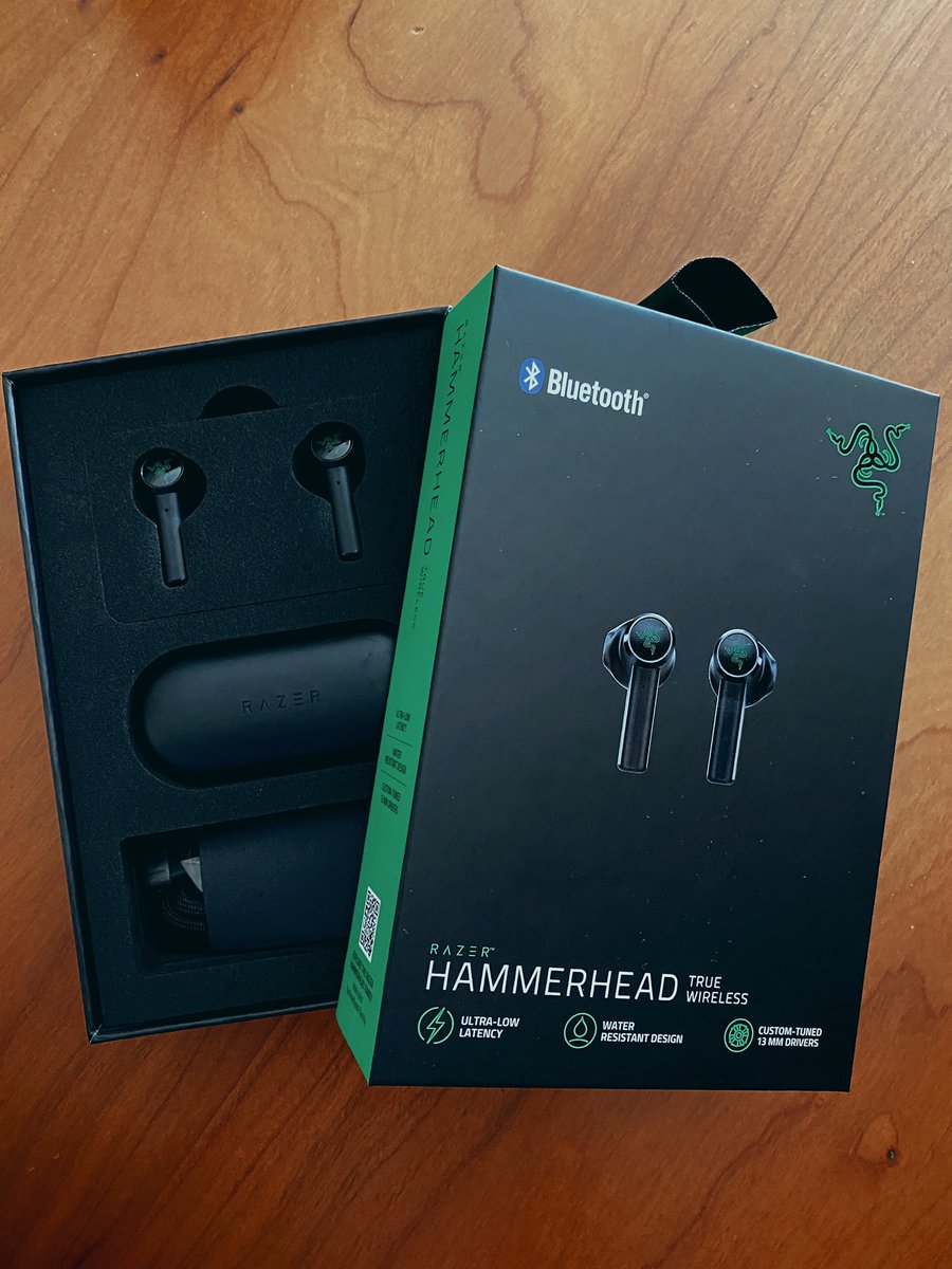 paracetamor's tweet photo. Gracias a @RazerES por este regalazo. He estado jugando con ellos en el pc y estoy enamorada 🥰💚 https://t.co/NLo6f07JaY