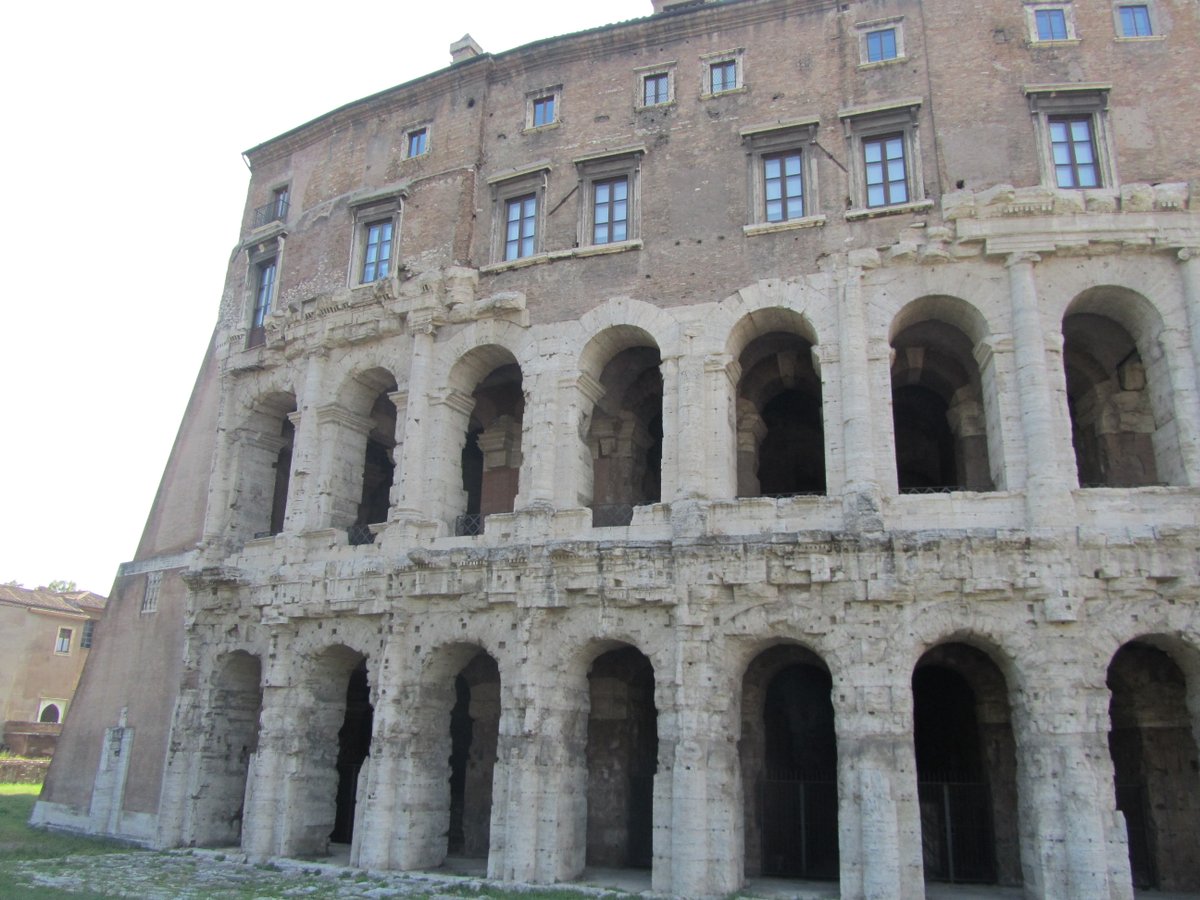 Inaugurated by  #Augustus and named after his nephew, the Theatre of Marcellus was the largest and most important in Ancient  #Rome. It could host between 11,000 and 20,000 spectators... but now its upper floors are divided into multiple apartments!  #MuseumsUnlocked 13/16