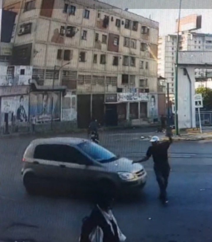 rheredia2010's tweet photo. El 1ro de julio arrollaron a mi Padre en Av Fco de Miranda con calle Hatillo, frente a las Torres de Petare queremos ubicar al conductor asesino que huyo, es un vehículo Hiunday Getz Gris, quien lo conozca denunciar al 04121921076 o por aquí favor RT #Justicia @jorgelzegaitan https://t.co/W2xKQDu7RV