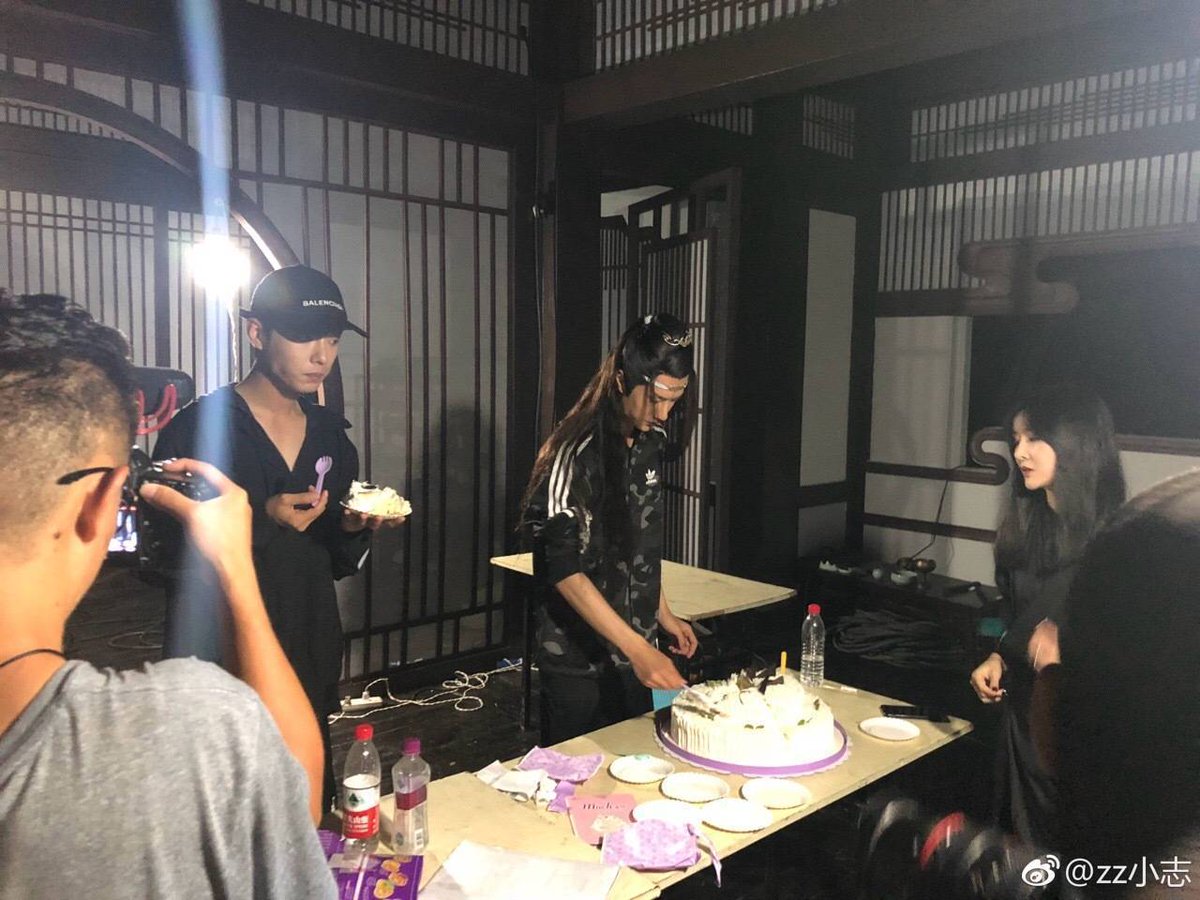 iz08051005's tweet photo. 디디 21살 생일 스토리 살펴보자

1. 헬멧 선물하고서 네가 행복하면 난 다 좋아! 라고 말한 연상
2. 둘이서 함께 지붕에 앉아 별 보면서 노래를 불러준 연상
3. 촬영이 다 끝난 형 못 돌아가게 하고서 자기 생일 케이크 가장 첫 조각을 건네준 연하

이 모든게 다 실화라니 정말 청춘영화가 따로 없다 https://t.co/voakRILXkK