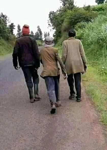 2NK and shuttle drivers going to look for their vehicles 😂😂🚶🚶🚶#PresidentUhuruKenyatta
Jayden Curfew
