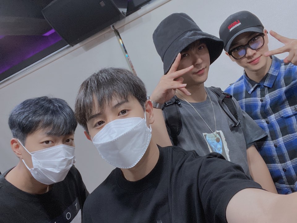 Highlight_AUent's tweet photo. 오늘 밤 11시 59분! 하이라이트 공식 팬클럽 라이트 2기 모집이 종료됩니다. 마지막까지 라이트 여러분의 많은 관심과 응원 부탁드립니다:) 더불어 오랜만에 만나 더 반갑고 또 그리운 하이라이트 멤버들의 모습 보시면서 여러분의 지친 오늘에 행복이 더해지기를 진심으로 바랍니다. 감사합니다. https://t.co/v5QYlBywmk