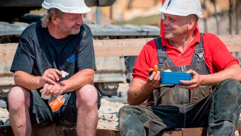 MAPPCentre's tweet image. Hvis mænd over 55 år skal spise sundere, så kan samvær omkring maden i form af madlavnings- og spisefællesskaber være en del af løsningen. 
Læs mere om udfordringerne med målgruppen, og hvordan disse evt. kan tackles, her: dca.au.dk/aktuelt/nyhede… #dkforsk #sundhed #mænd