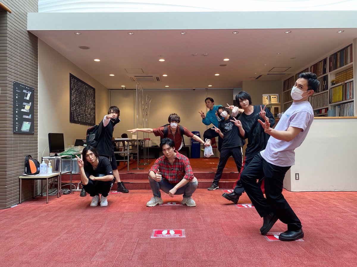 榊原徹士 初の朗読劇 密着24時 観劇 視聴いただいた皆様ありがとうございました 観て面白かったらそれでもう大満足です そう思っていただいて また観たいなと思ってもらえたら幸せです 皆 並びカッコええのに私は何故バーテンの待機中みたいに