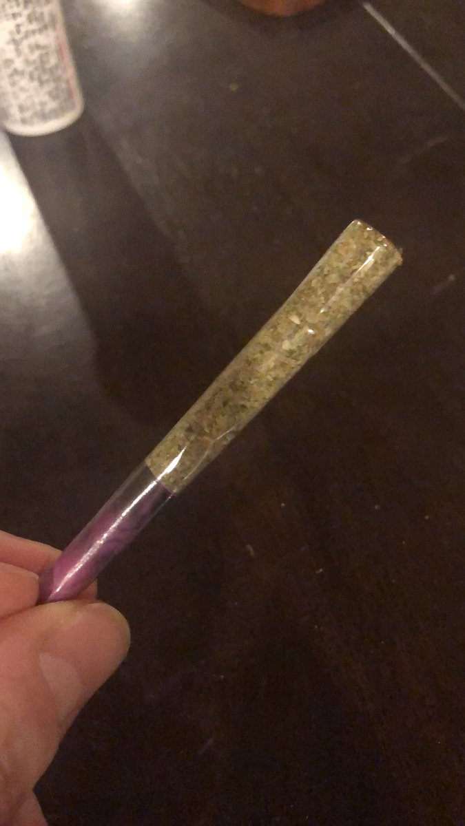 haze_report's tweet photo. Good evening, good morning #StonerFam just ground up some yummy “Banana Puff” strain. What’s everyone else smoking tonight/this morning? #Mmemberville #CannabisCommunity #weedstagram #DailyHaze #420porn https://t.co/Bj5smyy3Pb