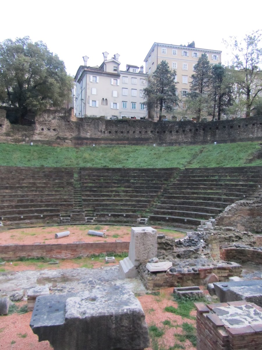 Back in  #Italy, in my beloved  #RegioX. The Roman theatre of  #Trieste was built in the I AD on the slope of the hill of San Giusto. It can host (it's still in use!) +6.000 spectators, who, in Roman times, looked out on the sea between the scaena decorations  #MuseumsUnlocked 15/16