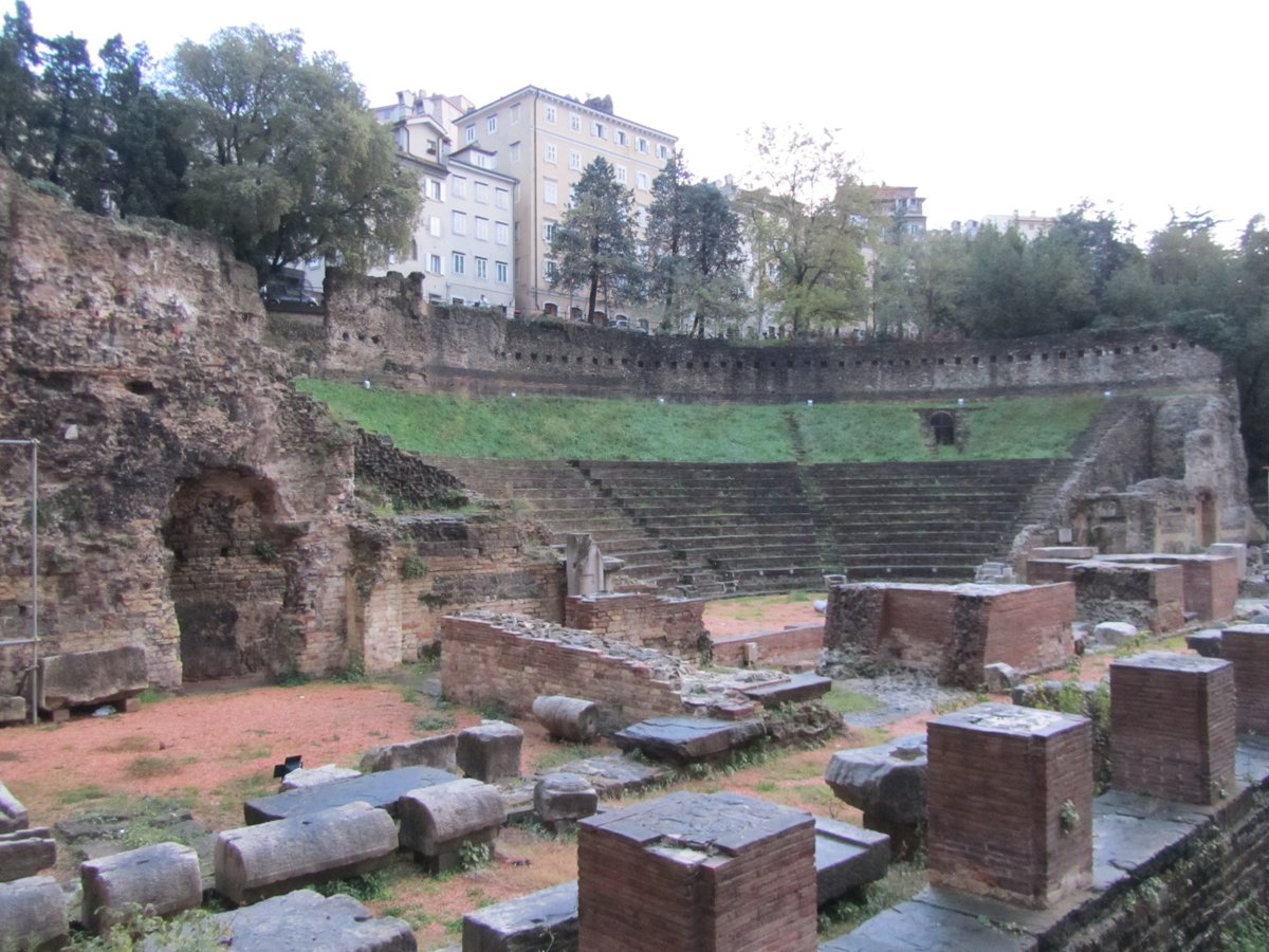 Back in  #Italy, in my beloved  #RegioX. The Roman theatre of  #Trieste was built in the I AD on the slope of the hill of San Giusto. It can host (it's still in use!) +6.000 spectators, who, in Roman times, looked out on the sea between the scaena decorations  #MuseumsUnlocked 15/16