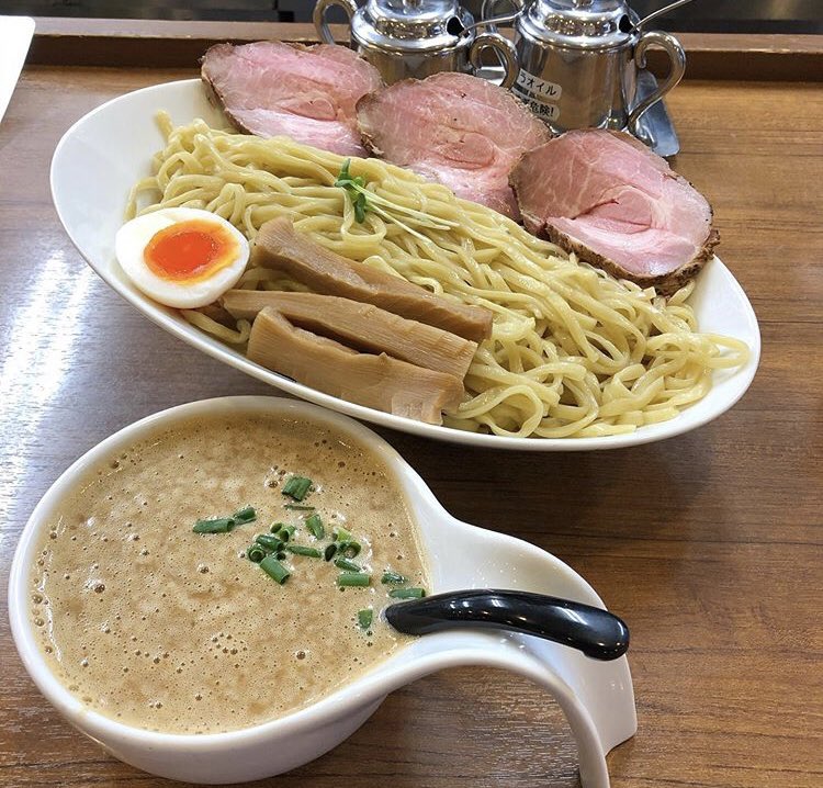 【あいつのラーメン かたぐるま】
場所:丹波口駅(京都)
圧倒的チャーシューとコク深い豚骨&塩味のラーメンです。無性にラーメンを食べたくなる人は多いと思いますが、その理由として長鎖脂肪酸による快楽物質(ドーパミン)が忘れられないのが原因です。ラーメンは麻薬です。