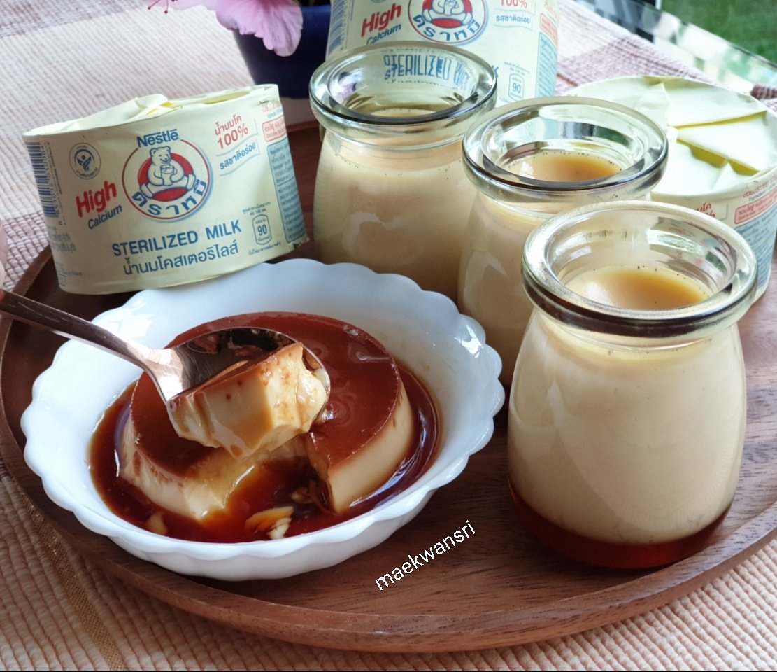 KwansriR's tweet photo. #คาราเมลคัสตาร์ด 🍮สไตล์ญี่ปุ่น ขนมที่เด็กชอบกิน ผู้ใหญ่ชอบแย่ง😁🤣 คัสตาร์ดเนื้อเนียนนุ่ม ละมุนลิ้น ชุ่มไปด้วยคาราเมล แม่ใช้นมตราหมี🥛เพราะเป็นนมโคสดแท้ๆ หอมอร่อย ผสมกับไข่ไก่ ทำเป็นคัสตาร์ด ราดด้วยคาราเมลซอส🍮แช่เย็นๆแล้วกิน..ฟินจริงๆจ๊ะ #อร่อยแน่แม่ขวัญศรี #นมตราหมี #นมในตำนาน https://t.co/C6PfR3bX8V