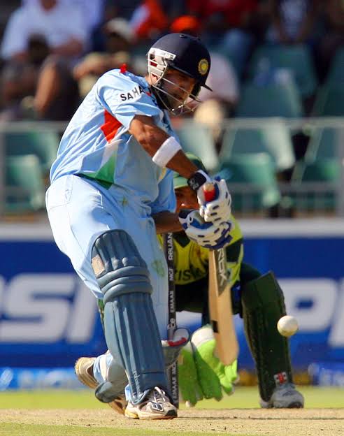  @GautamGambhir on the other end was diving to save himself. There were also few cuts, flicks, occasional use of feet against Afridi and Hafeez.  @YUVSTRONG12 who wasn't timing the ball the way he was in Durban, got out trying to up the ante. Dhoni was yorked by Gul. Ind 111/2..