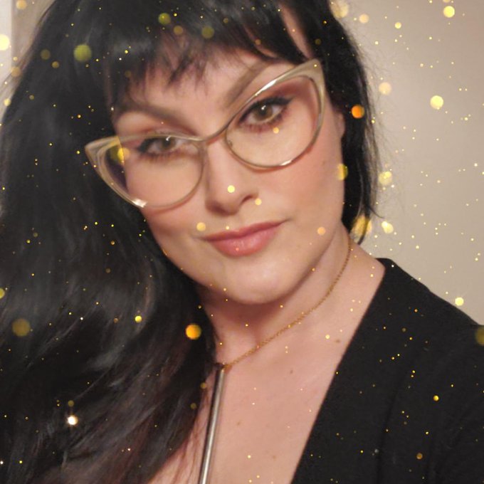 CamBased's tweet photo. #CammingTips If you want an all-natural lubricant for playtime WITHOUT toys, extra virgin olive oil works. We learned this tip thanks to @Nikki_Night https://t.co/IPfYrUke4p