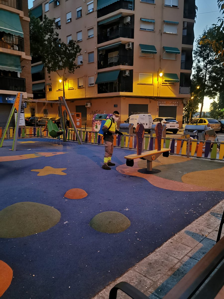 Gesquart's tweet photo. Bona vesprada, hui dilluns comencem la setmana amb mes energia que mai, continuem netejant els carrers de #quartdepoblet, desinfectant en profunditat l'interior de tots els edificis públics i continuem amb el servei extraordinari de neteja de parcs infantils. @AjuntamentObert https://t.co/8lEKOjW63w