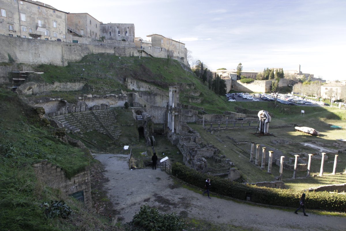 Former an Etruscan city, in III BC  #Volterra became a municipium allied to Rome. In the I BC the local Caecina family built the theatre, dedicated to  #Augustus. It still preserves part of the scenae frons, tiled in marble and adorned with statues  #MuseumsUnlocked 16/16
