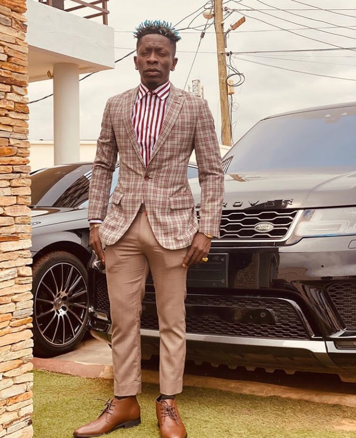vibes_xtra's tweet photo. Shatta Wale sparks social media with his new outfit. He calls it The 90s... #iPhone11 #bubonicplague #abstorm #ยังคั่นกู #Shattawale #BBNaija @shattawalegh @wendyshaygh https://t.co/KpFgFBqyMY