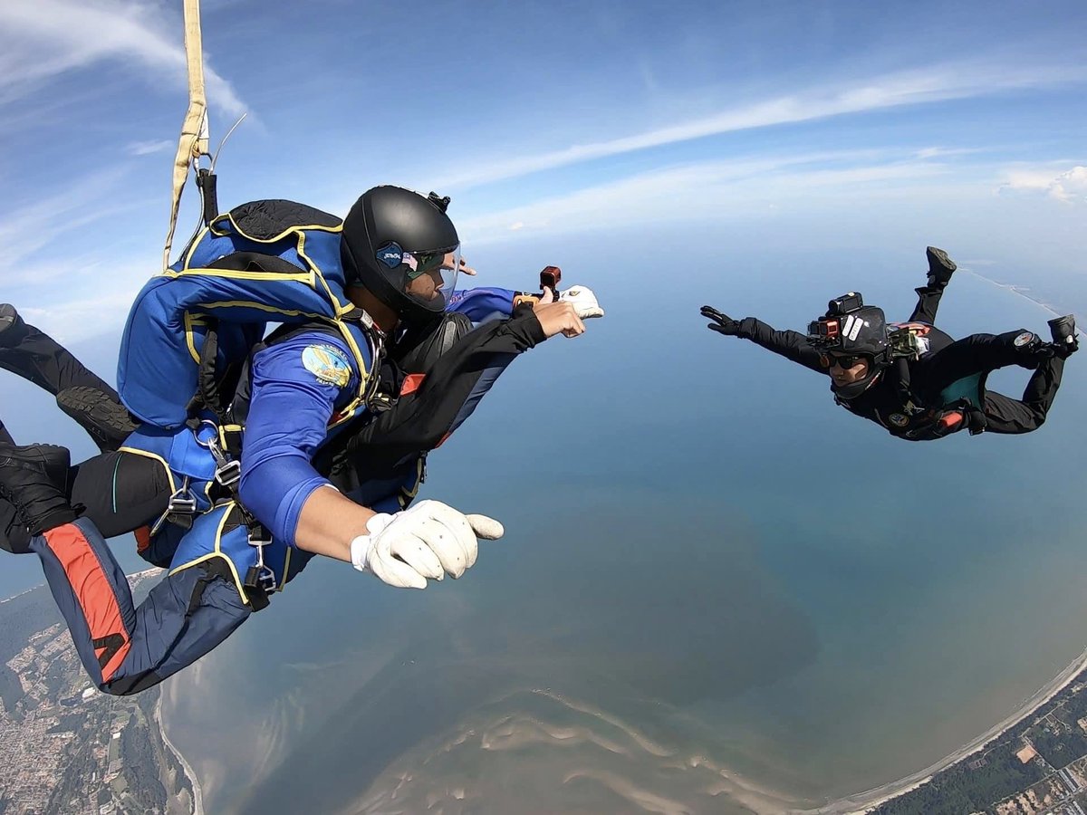 Haziqsky's tweet photo. Tandem skydiving
Location - Tekah, Taiping
Dates - 29-31st august TBC
Exit heights - 10k ft
Fee - RM1800/pax

Requirement 
- above 18
- below 90kg
- good physical and mental health

Booking required. https://t.co/jn7yAdeRad