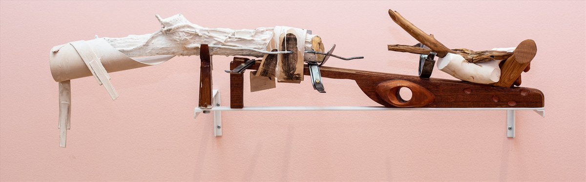 vexcavator's tweet image. FALSE ANGEL ARM, #sculpture from the @royalacademy Summer Exhibition 2018 #LectureRoom; Material: Wood, metal, feathers, perspex and rubber #BrianCatling bit.ly/31NAmpH