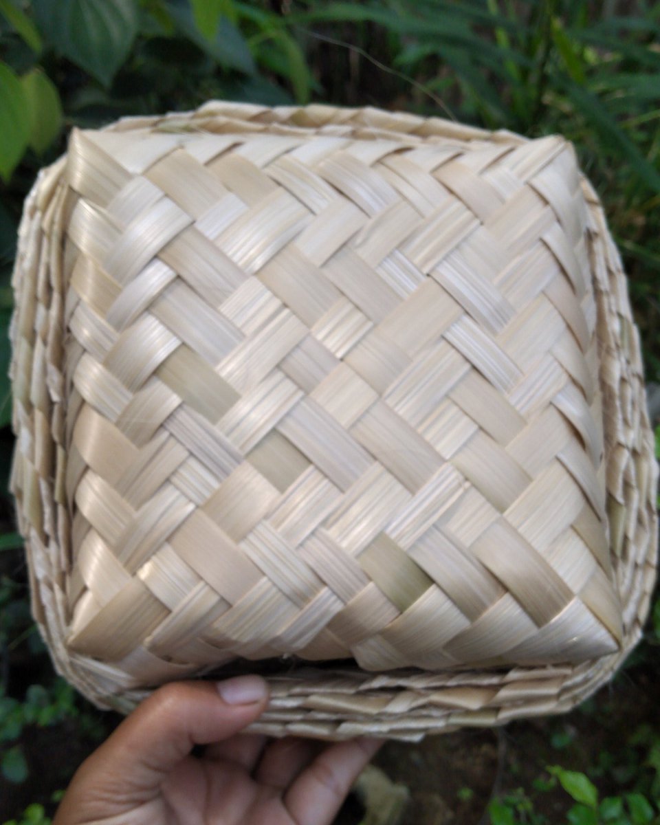 Agedefy_vyv's tweet photo. Selain Besek Aku jg Jual Pincuk Bambu utk plating makanan . Hasil Kerajinan masyarakat sekitar Rumah dikala mereka ga ada kegiatan di sawah. https://t.co/WVtGYxrX6q