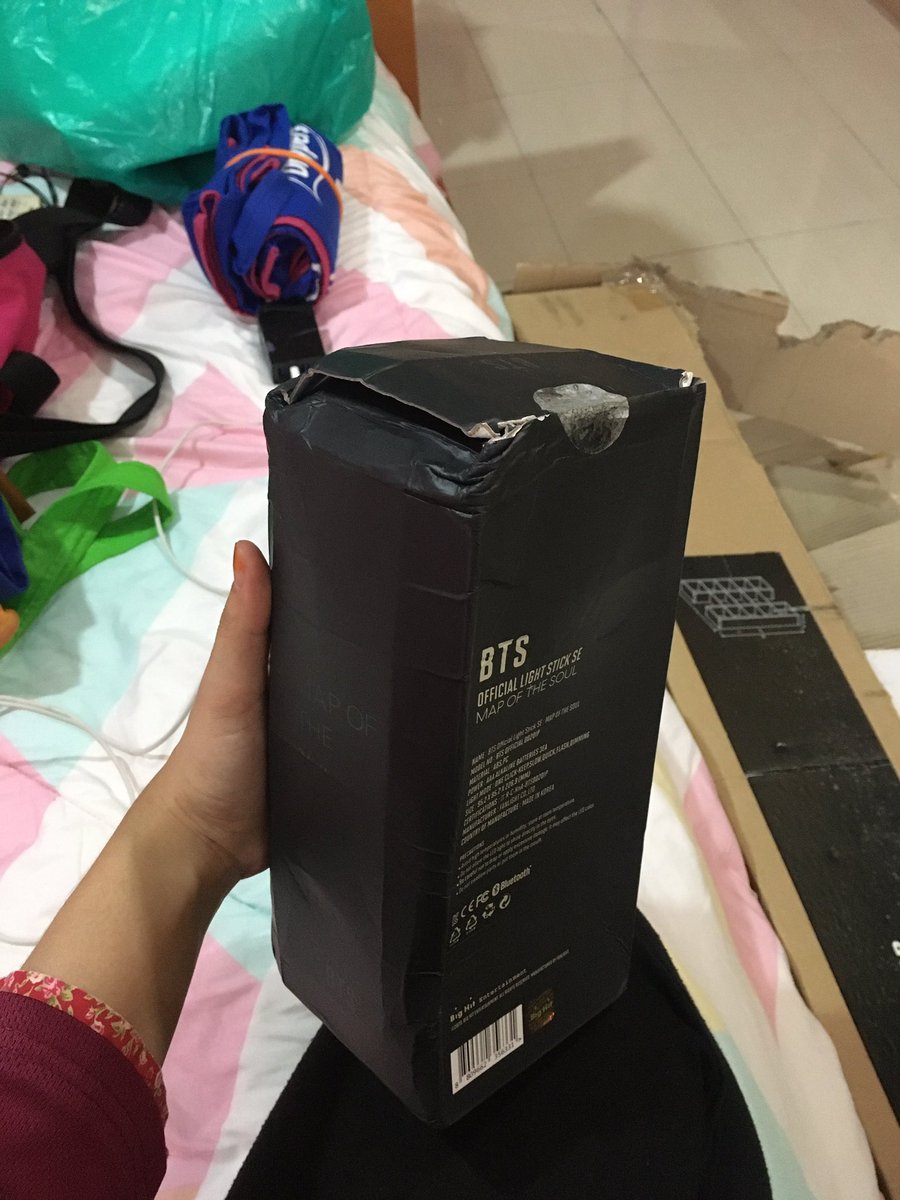 ATiEbcd's tweet photo. [THREAD] 
SCAMMER ALERT! PLEASE RT!

UNICORNCAFE_SQUISHY IS A SCAMMER! She sold fake BTS MotS SE Bomb to me &amp; after I complained &amp; returned it to her back (after threatening to go to the police), she’s selling it on her IG &amp; Carousell again!

PLEASE BEWARE!
#bts
#army
#bts_scam https://t.co/qov4wdBNgh