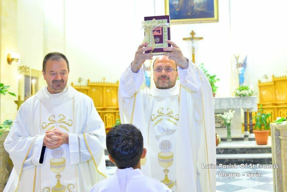 LatinParish's tweet photo. Ceremony of the First Holy Communion in our parish #Aleppo #Syria #LatinParish #FirstCommunion https://t.co/bHYRT24fv0 https://t.co/lpMHIbdjQW