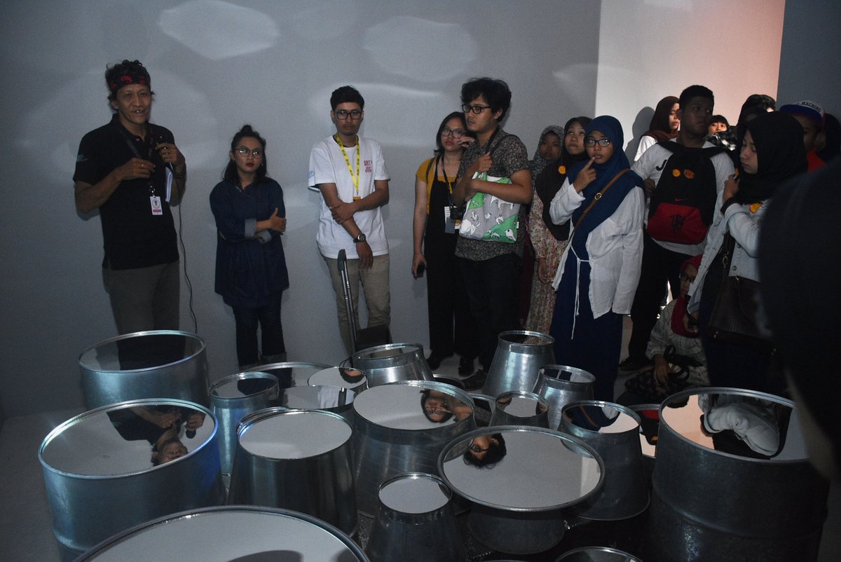 artjog's tweet photo. Curatorial Tour, program yang dihadirkan ARTJOG sebagai sarana edukasi publik tentang seluk beluk pameran seni rupa๐จ
Seperti dalam dokumentasi #ARTJOG2017 berikut.
#kangenARTJOG #ChangingPerspective #RudiMantofani #AngkiPrubandono #NicholasSaputra #JimAllenAbel https://t.co/OJlRMDohHO