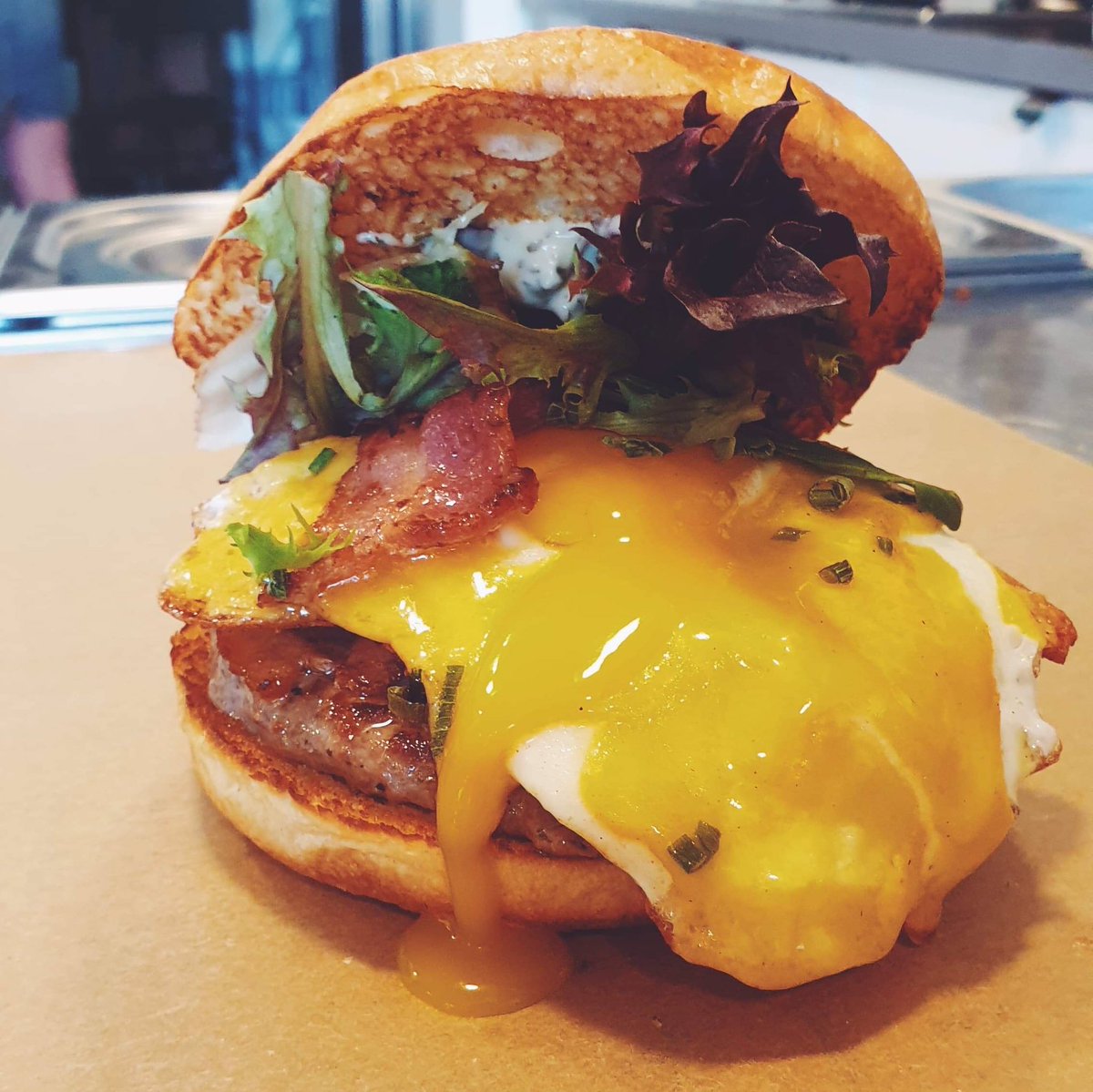 AESWNorway's tweet photo. Vi ønsker at hele Nittedal´s befolkning skal smake på våre SUPER gode #NittedalsBesteBurgers
Så, derfor vil vi i perioden 06.07 - 09.07.20 selge den og frites til HALV pris, = kr. 55,- #Nittedal #Hakadal #Puls #AESW #DiggMat #PulsMat https://t.co/axAkr9ihzC