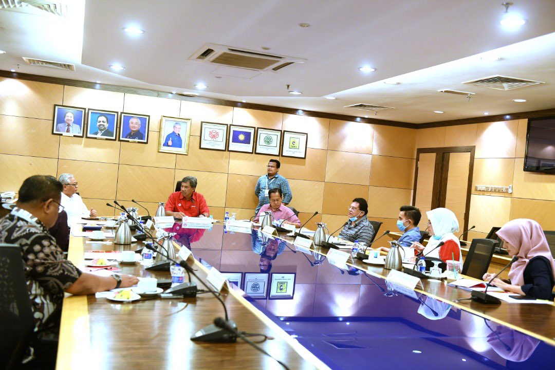 tokmatn9's tweet photo. Mempengerusi kan Mesyuarat JK Pengurusan UMNO.
Banyak isu2 semasa yang dibincangkan dan perlu diselesaikan.. https://t.co/VcFQDtjRJ4